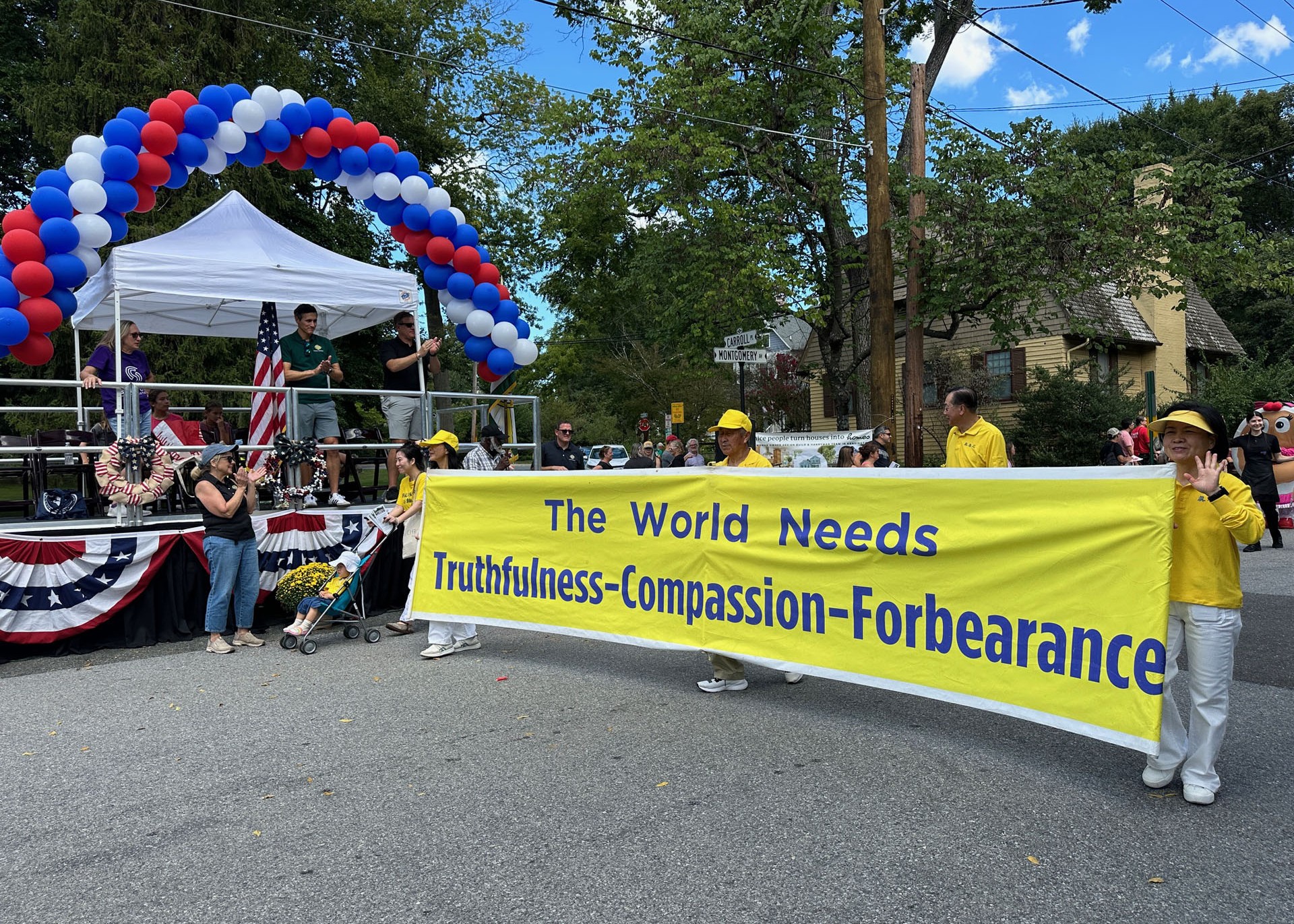 Image for article Maryland, USA: Il pubblico mostra sostegno alla Falun Dafa durante le celebrazioni della Festa del Lavoro