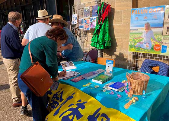 Image for article Francia: Sensibilizzazione sulla Falun Dafa al Forum delle Associazioni nella Manica