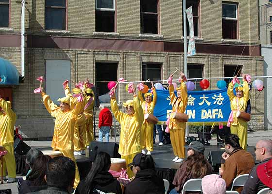 Image for article Canada: La squadra dei tamburini composta da praticanti della Falun Dafa guida la parata della comunità al Festival delle Lanterne di Winnipeg