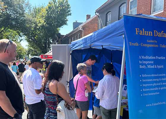 Image for article Maryland, USA: Presentazione della Falun Dafa a un popolare festival di strada a Frederick