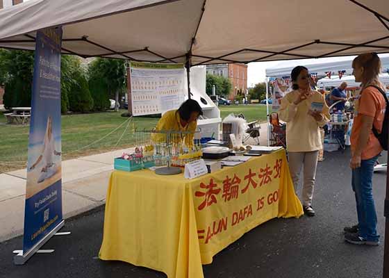 Image for article New York settentrionale: Presentazione della Falun Dafa alla fiera di strada di Canajoharie