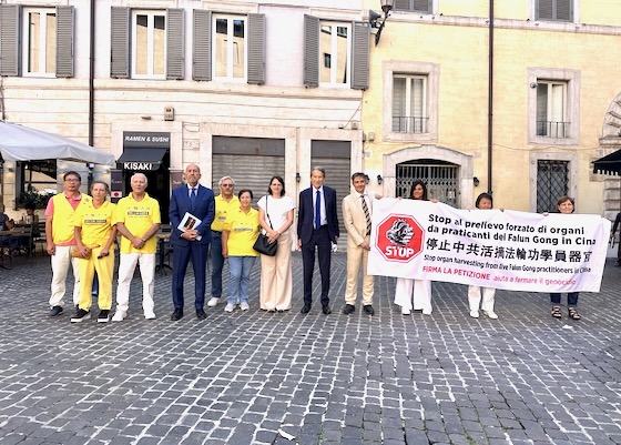 Image for article Italia: Personalità di spicco condannano il prelievo di organi in Cina durante le manifestazioni a Roma