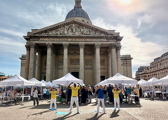 Image for article Francia: Presentazione della Falun Dafa ai Forum delle Associazioni di Parigi