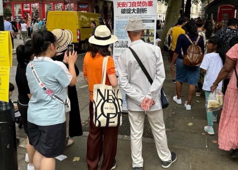 Image for article I cinesi imparano a conoscere la Falun Dafa davanti al British Museum di Londra