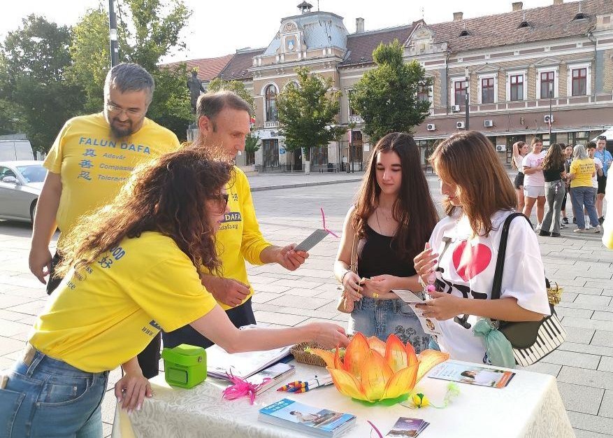 Image for article La gente condanna la persecuzione durante gli eventi di presentazione della Falun Dafa in Romania