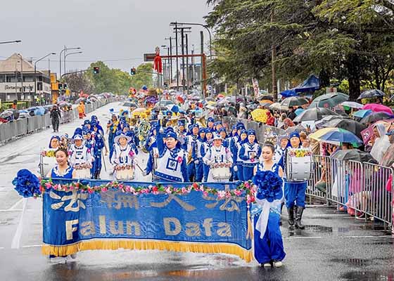 Image for article Australia: Gruppo Falun Dafa premiato alla Grande Parata Floreale di Toowoomba