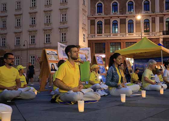 Image for article Austria, Vienna: La gente sostiene il Falun Gong durante le attività di sensibilizzazione sulla persecuzione