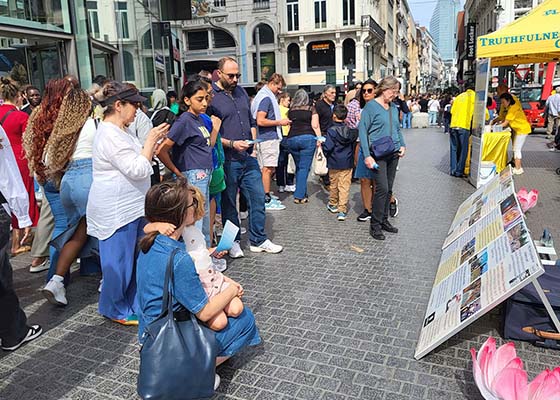 Image for article Belgio: La gente condanna la persecuzione della Falun Dafa durante un evento a Bruxelles