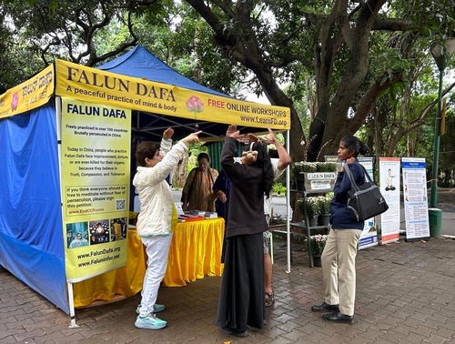 Image for article India: I visitatori scoprono la Falun Dafa alla Mostra Floreale di Lalbagh a Bangalore