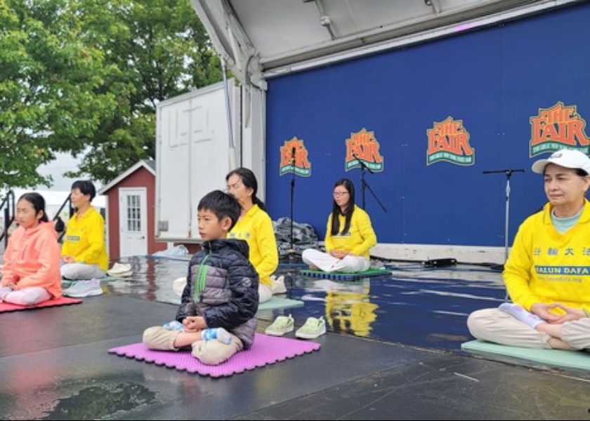 Image for article New York: Presentazione della Falun Dafa alla Grande Fiera dello Stato di New York