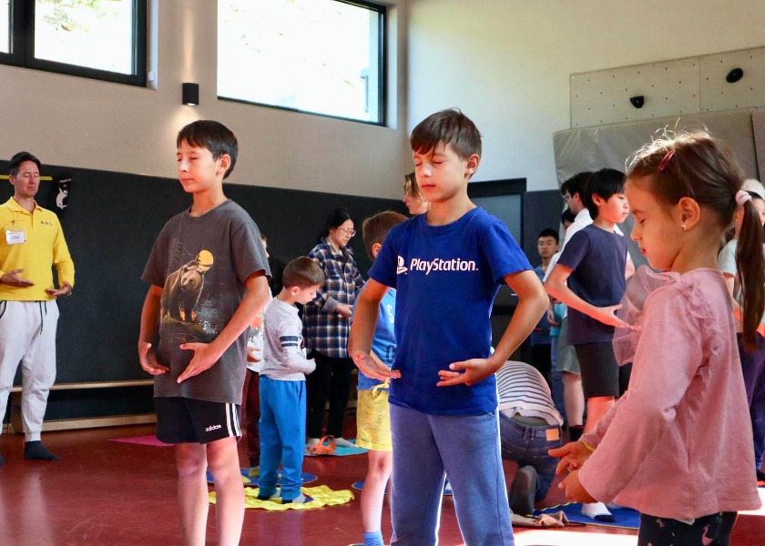 Image for article Campo estivo Minghui in Germania: Coltivare e migliorare attraverso il divertimento e l'apprendimento