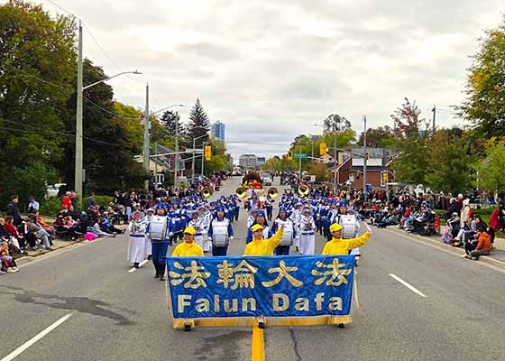 Image for article Canada: la Tian Guo Marching Band porta energia e speranza alla parata del Giorno del Ringraziamento dell'Oktoberfest di Kitchener-Waterloo