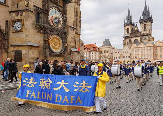 Image for article Repubblica Ceca: La gente elogia la Falun Dafa durante la parata a Praga