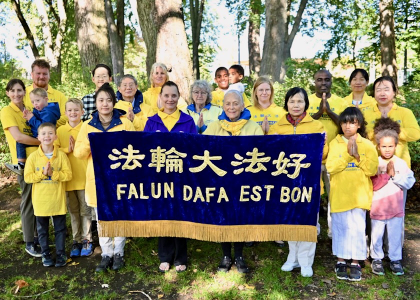 Image for article Québec, Canada: I praticanti della Falun Dafa si riuniscono per augurare al Maestro Li una felice Festa di Metà Autunno