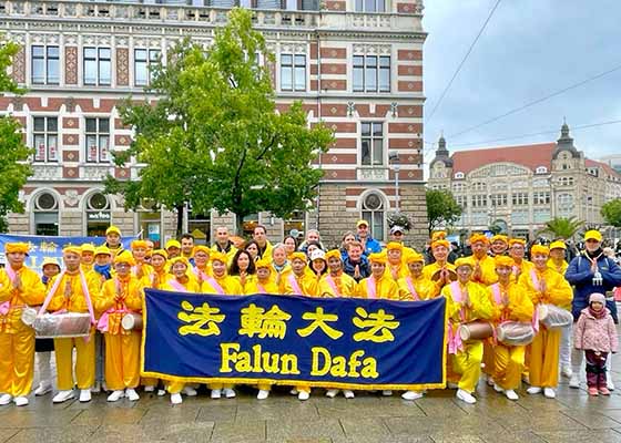 Image for article I praticanti della Falun Dafa in Germania ringraziano il Maestro Li e gli augurano una felice Festa di Metà Autunno