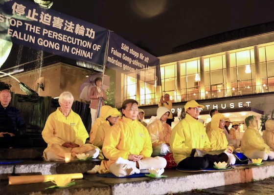 Image for article Göteborg, Svezia: Una veglia a lume di candela sensibilizza sulla persecuzione in Cina