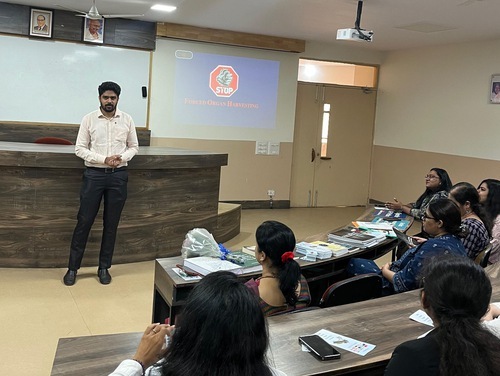 Image for article India: Proiezione di un documentario in un campus universitario per sensibilizzare l'opinione pubblica sulla persecuzione in Cina