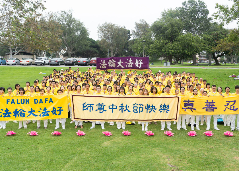 Image for article Los Angeles: I praticanti del Falun Gong augurano al Maestro Li una gioiosa Festa di Metà Autunno