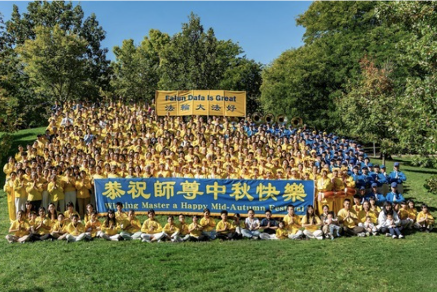 Image for article Auguri per la Festa di Metà Autunno dai giovani discepoli della Dafa di Toronto