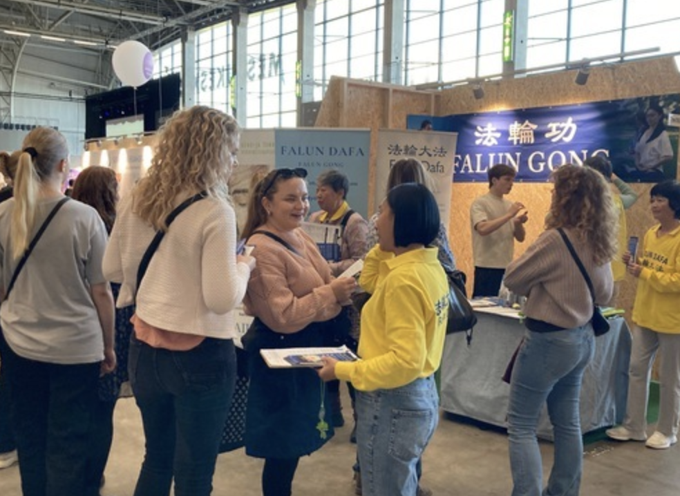 Image for article Finlandia: La gente scopre la Falun Dafa alla fiera della salute di Helsinki