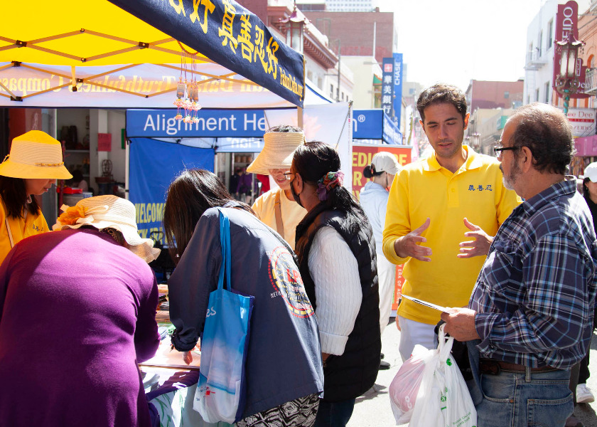 Image for article San Francisco: Presentazione della Falun Dafa alla Festa della Luna