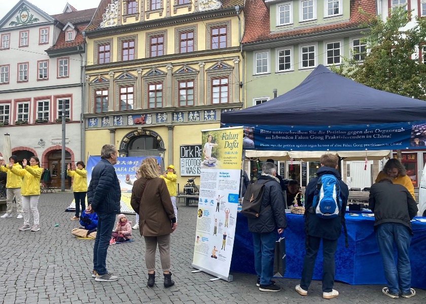 Image for article Erfurt, Germania: La gente apprende la Falun Dafa e chiede che sia protetta la libertà di credo