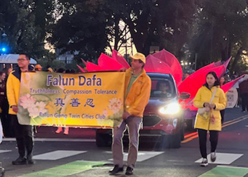 Image for article Minneapolis: Il Club Falun Gong brilla nella parata dell'Homecoming dell'Università del Minnesota