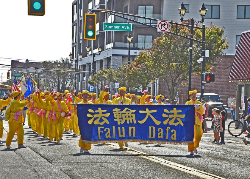 Image for article Seaside Heights, New Jersey: Il gruppo della Falun Dafa si esibisce alla parata del Giorno di Colombo, celebrando la libertà e il patrimonio culturale