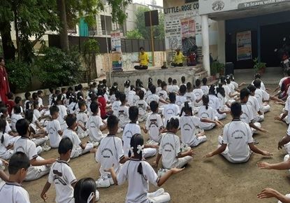 Image for article 4.500 studenti, insegnanti e membri del personale di sedici scuole indiane danno il benvenuto alla Falun Dafa