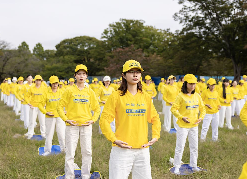 Image for article Giappone: i praticanti tengono esercizi di gruppo a Tokyo