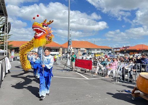 Image for article Nuova Zelanda: La gente impara a conoscere la Falun Dafa durante il Diwali ad Auckland