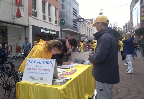 Image for article Paesi Bassi: La gente sostiene la Falun Dafa durante una giornata informativa a Helmond