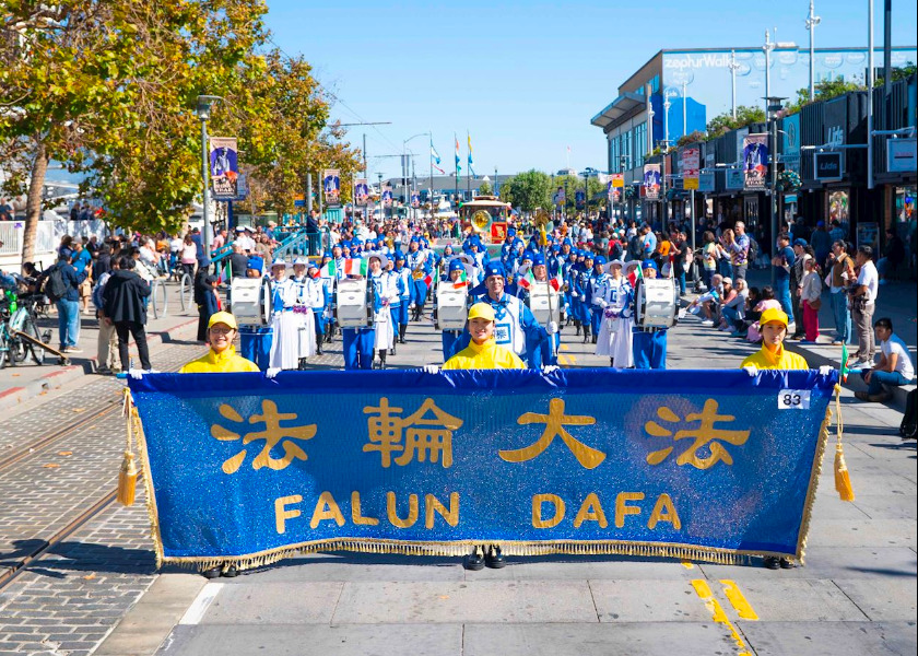 Image for article San Francisco: Il gruppo della Falun Dafa si esibisce alla Parata dell'Eredità Italiana