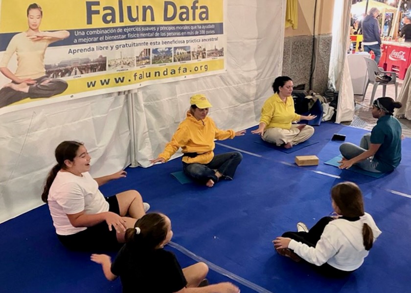 Image for article Spagna: La gente elogia la Falun Dafa durante un evento a Maiorca