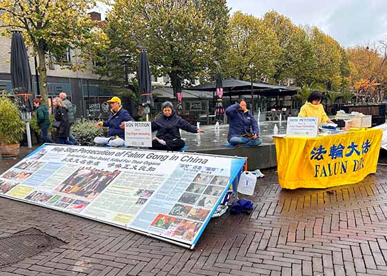 Image for article Le persone condannano la persecuzione della Falun Dafa durante gli eventi nei Paesi Bassi