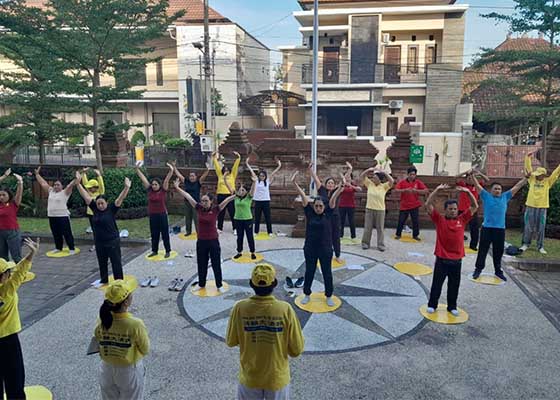 Image for article Indonesia: Il personale dell'ufficio del sottodistretto di North Kuta impara la Falun Dafa