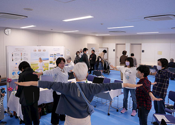 Image for article Giappone: I praticanti della Falun Dafa insegnano gli esercizi ai residenti locali durante un evento