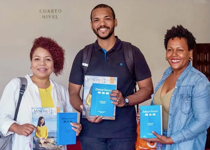 Image for article La Falun Dafa ispira il pubblico di tutte le età alla Fiera del Libro della Repubblica Dominicana