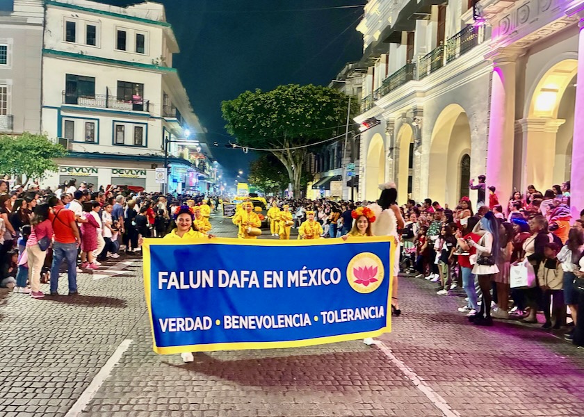Image for article Messico: la gente elogia la Falun Dafa durante la parata a Veracruz