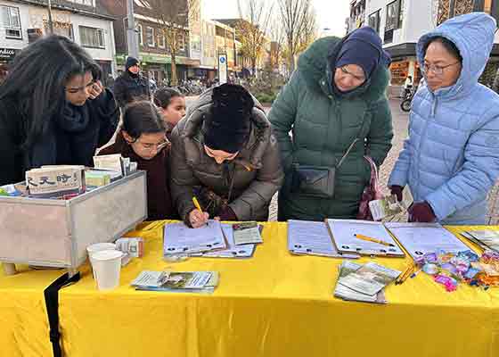 Image for article La gente sostiene la Falun Dafa alla giornata informativa nei Paesi Bassi