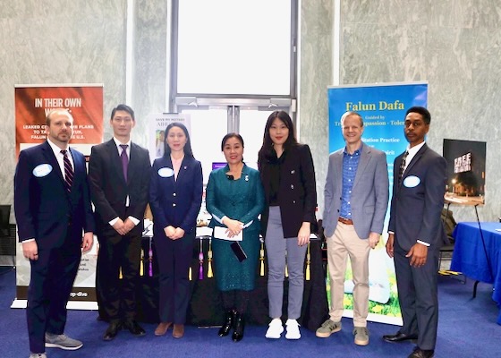 Image for article Londra, Regno Unito: Veglia a lume di candela presso l'Ambasciata cinese per celebrare la Giornata Internazionale dei Diritti Umani