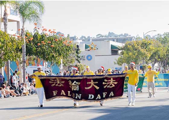 Image for article San Diego, California: Presentazione della Falun Dafa alla parata di Natale di La Jolla