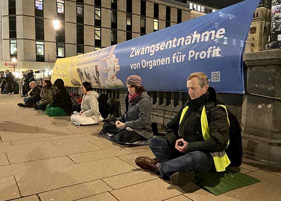 Image for article Amburgo, Germania: Veglia a lume di candela nella Giornata dei diritti umani per chiedere la fine della persecuzione del Falun Gong