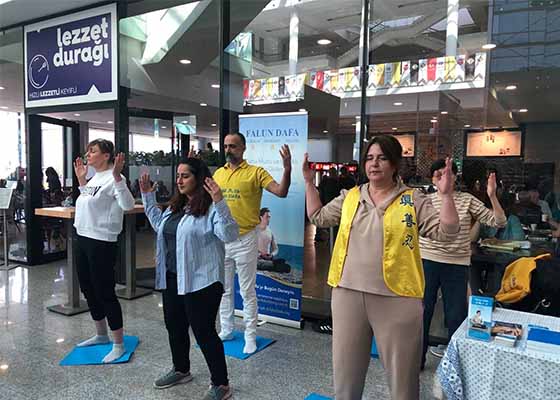 Image for article Turchia: Le persone imparano gli esercizi della Falun Dafa alla Fiera del libro in due città
