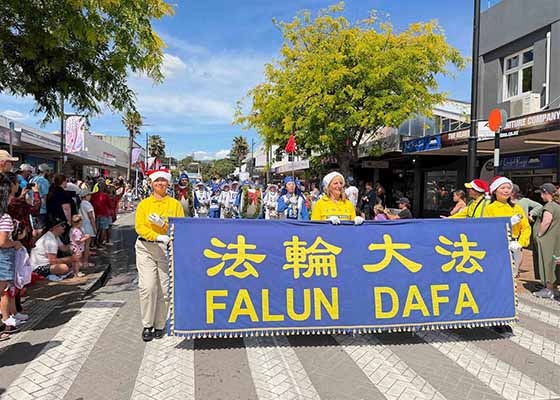 Image for article Nuova Zelanda: La Falun Dafa brilla nelle parate natalizie
