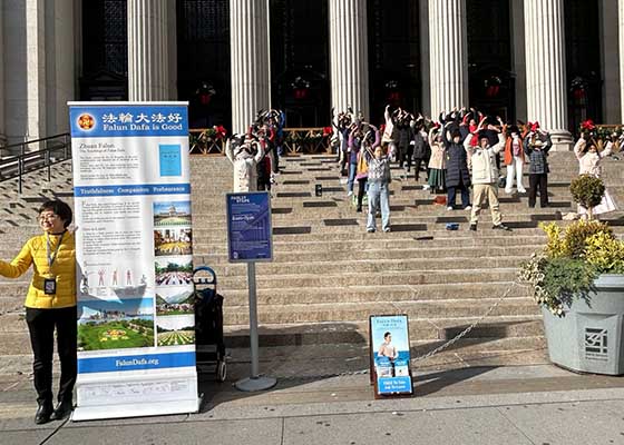 Image for article New York: La gente impara a conoscere la Falun Dafa durante la celebrazione del Giorno del Ringraziamento a Manhattan