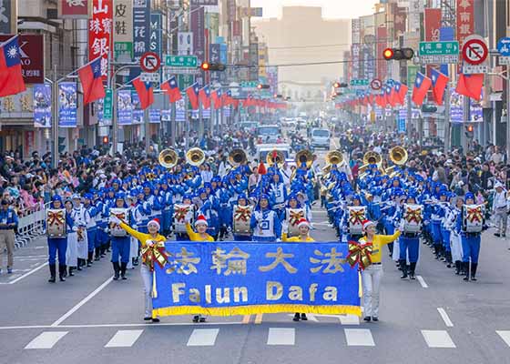 Image for article Taiwan: Spettatori commossi dal gran finale della Tian Guo Marching Band al Festival Internazionale delle Bande Musicali della città di Chiayi