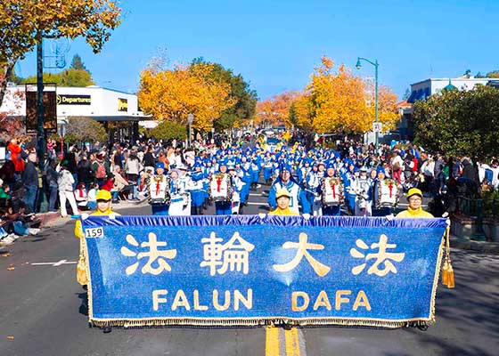 Image for article California: Praticanti della Falun Dafa alla parata natalizia dei bambini di Los Gatos