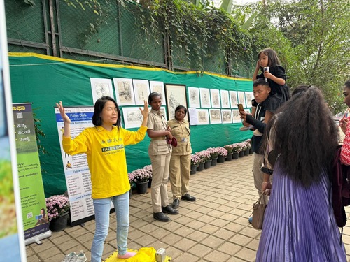 Image for article Bangalore, India: La gente elogia gli insegnamenti morali della Falun Dafa alla mostra floreale