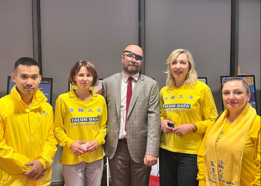 Image for article Il pubblico polacco accoglie la Falun Dafa durante il Festival delle ONG di Cracovia